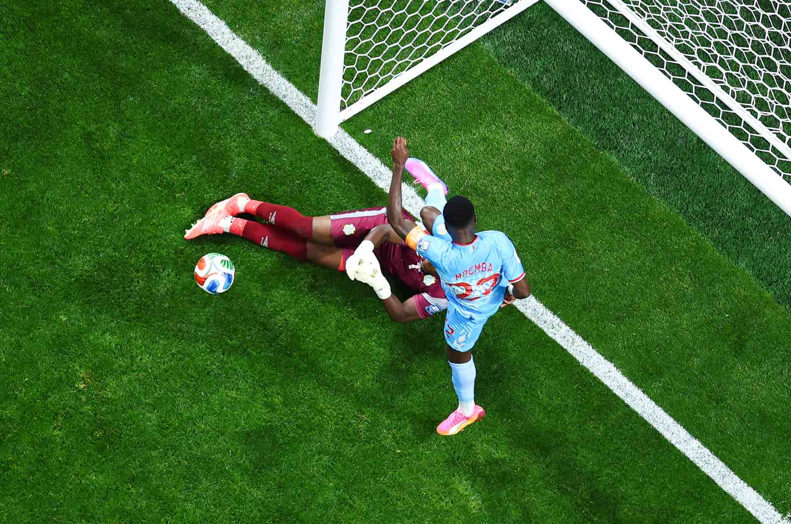 ATLANTA, G&Eacute;ORGIE - 01 JUILLET : Chancel Mbemba #22 du Congo DR d&eacute;gage le ballon sur la ligne de but apr&egrave;s que Lionel Mpasi #1 du Congo DR ait arr&ecirc;t&eacute; le tir tir&eacute; par Jude Bellingham #10 (non illustr&eacute;) d&rsquo;Angleterre lors du match des huiti&egrave;mes de finale de la Coupe du Monde FIFA 2026 entre l&rsquo;Angleterre et la RD du Congo au Atlanta Stadium le 1er juillet, 2026 &agrave; Atlanta, G&eacute;orgie. (