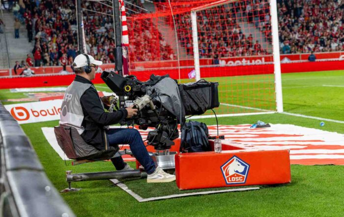 Une cam&eacute;ra sur la pelouse du Stade Pierre-Mauroy.
