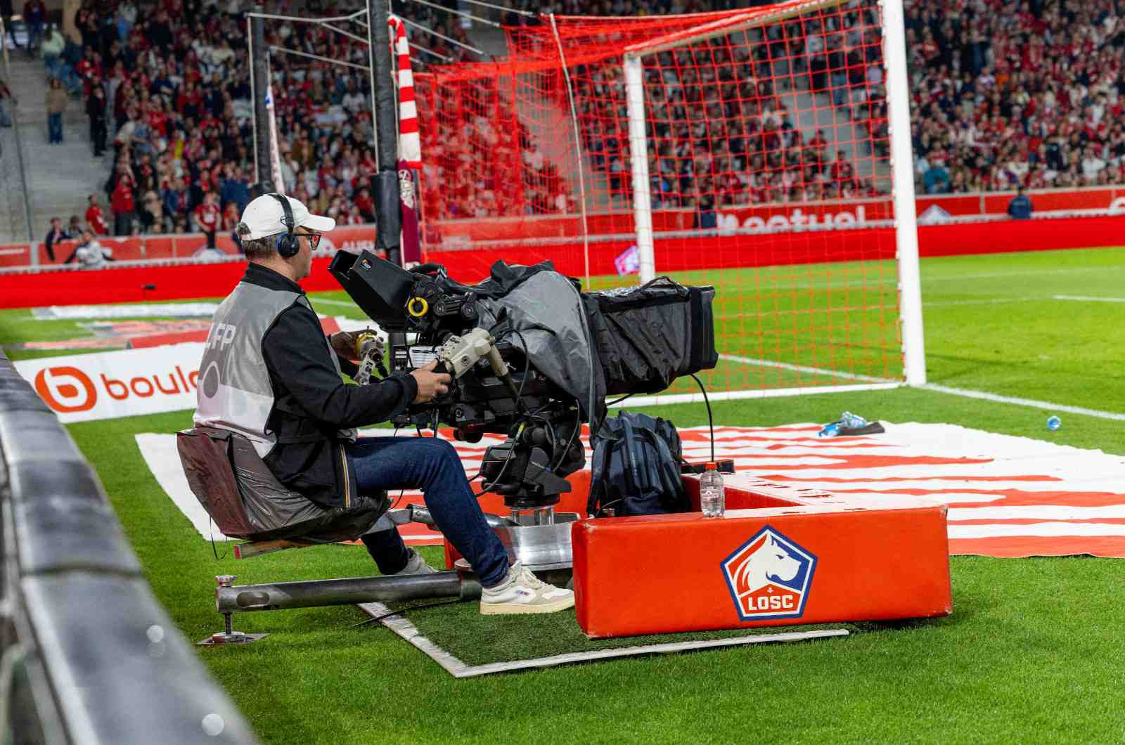 Une cam&eacute;ra sur la pelouse du Stade Pierre-Mauroy.