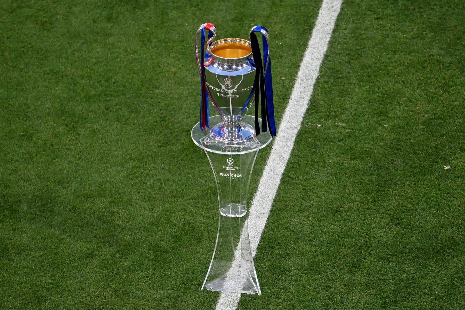 Le troph&eacute;e de la Ligue des Champions.