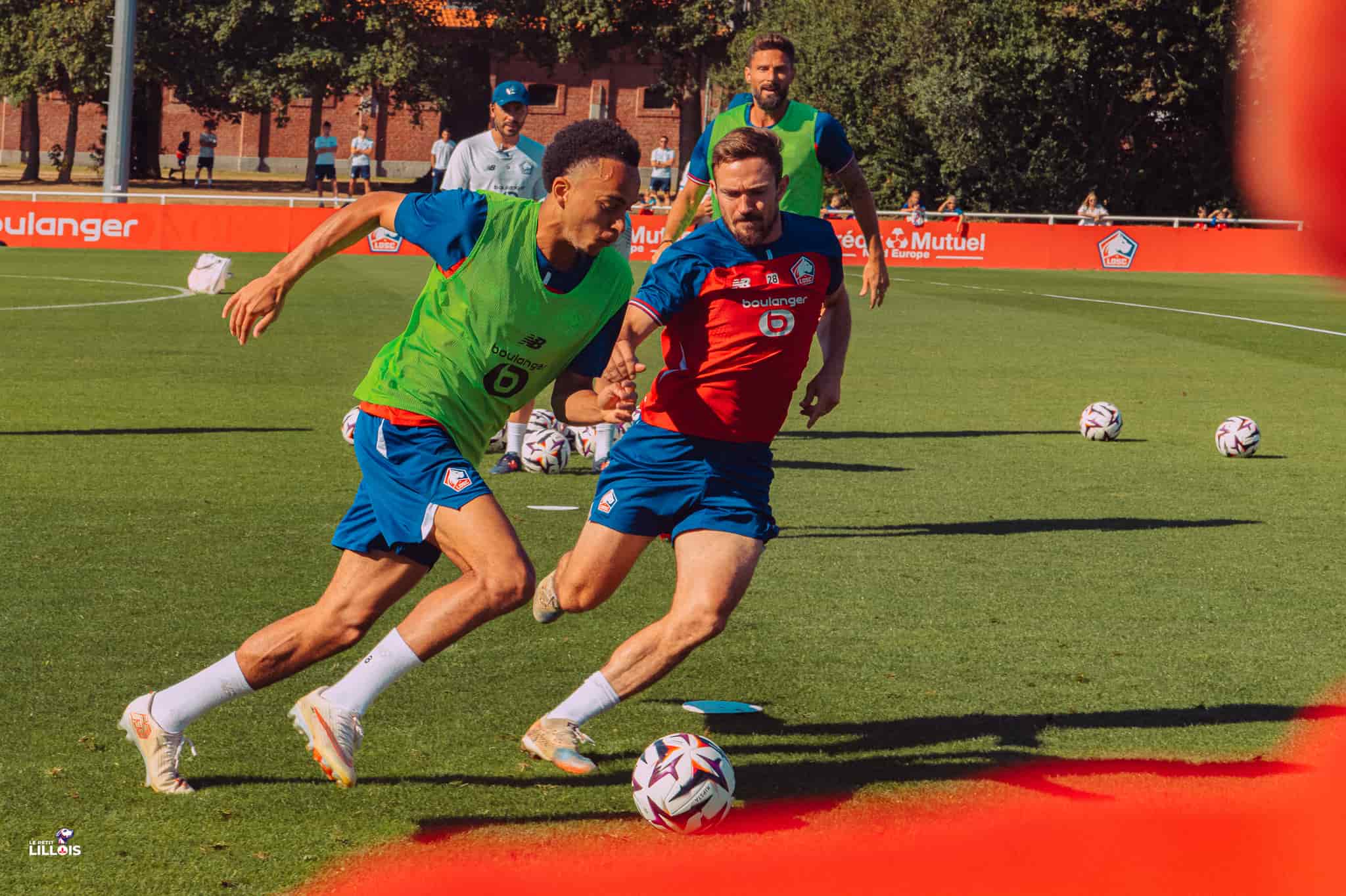Ga&euml;tan Perrin et Ethan Mbapp&eacute;, joueurs du LOSC &agrave; l'entra&icirc;nement.