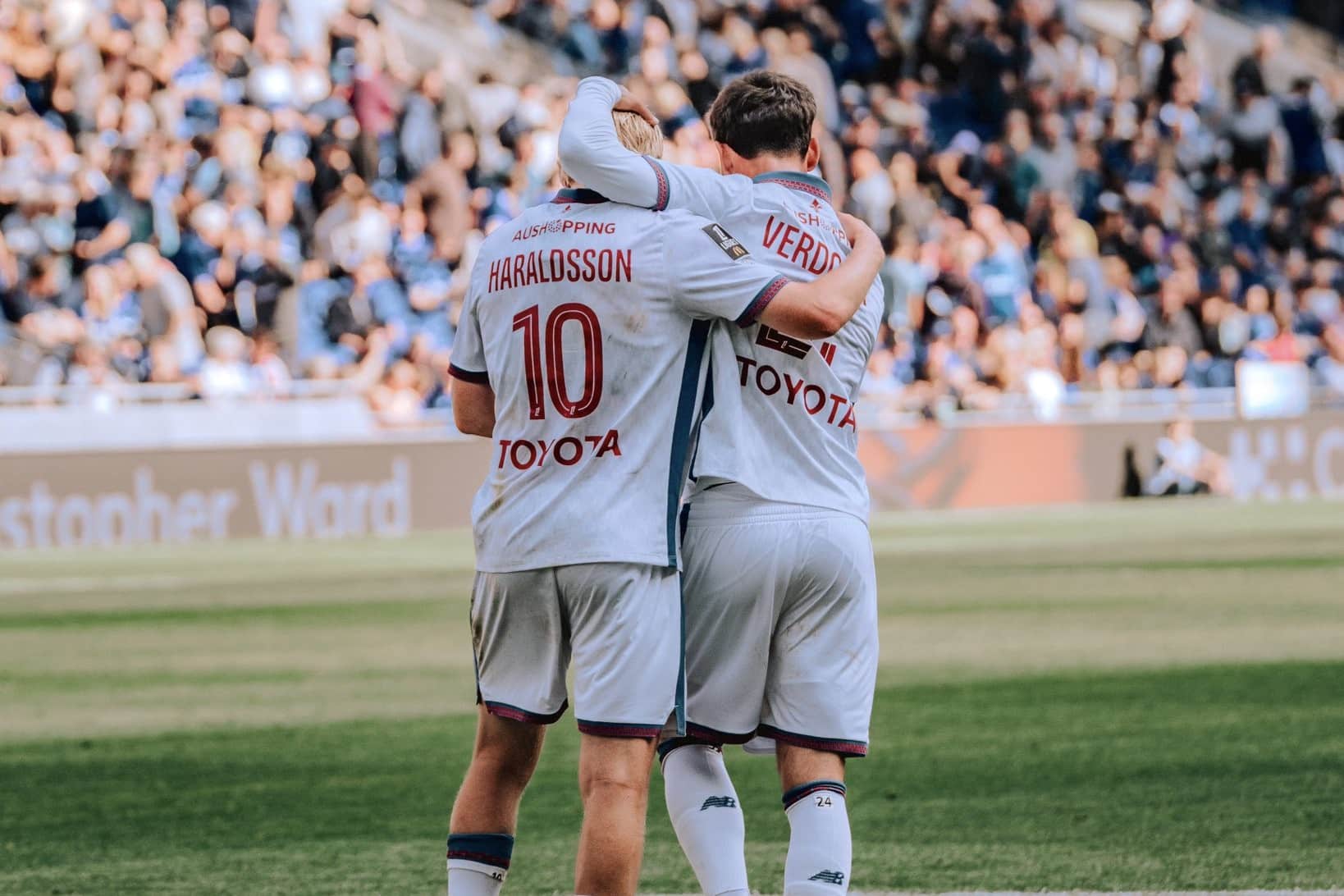 Calvin Verdonk f&eacute;licite Hakon Haraldsson pour son but pendant Everton FC - LOSC (1-1).