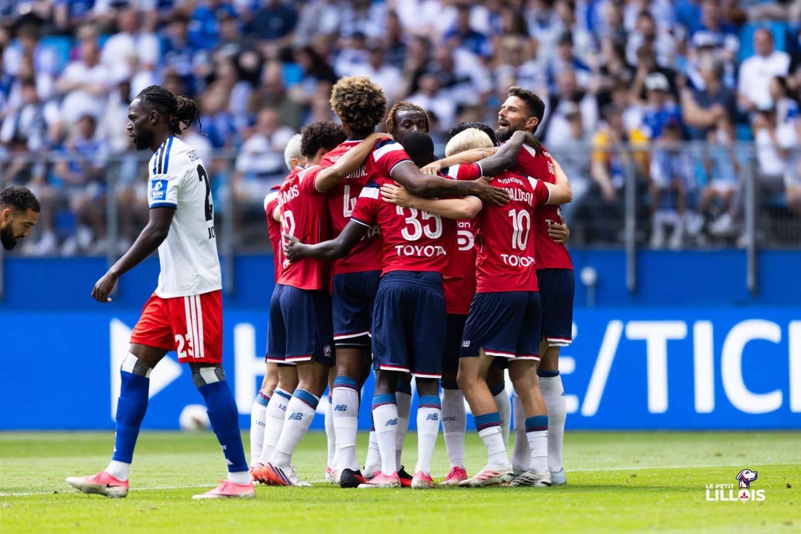 Les joueurs du LOSC c&eacute;l&egrave;brent leur premier but &agrave; Hambourg.