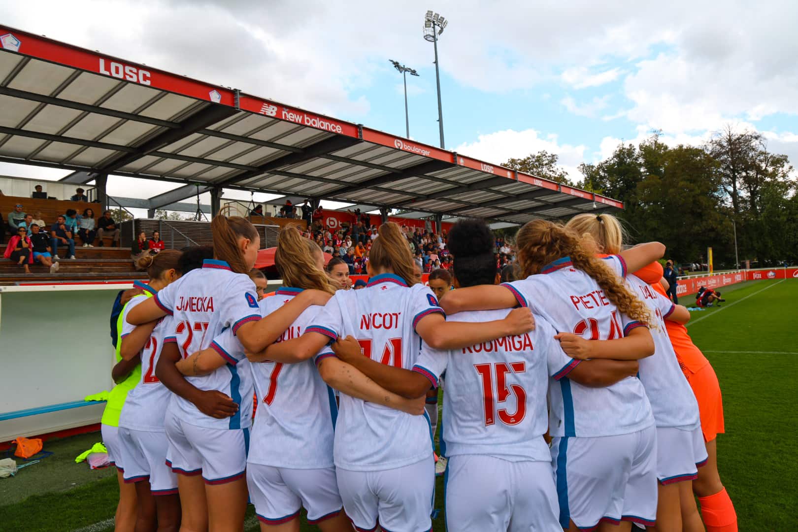Les f&eacute;minines du LOSC sur la pelouse du Domaine de Luchin.