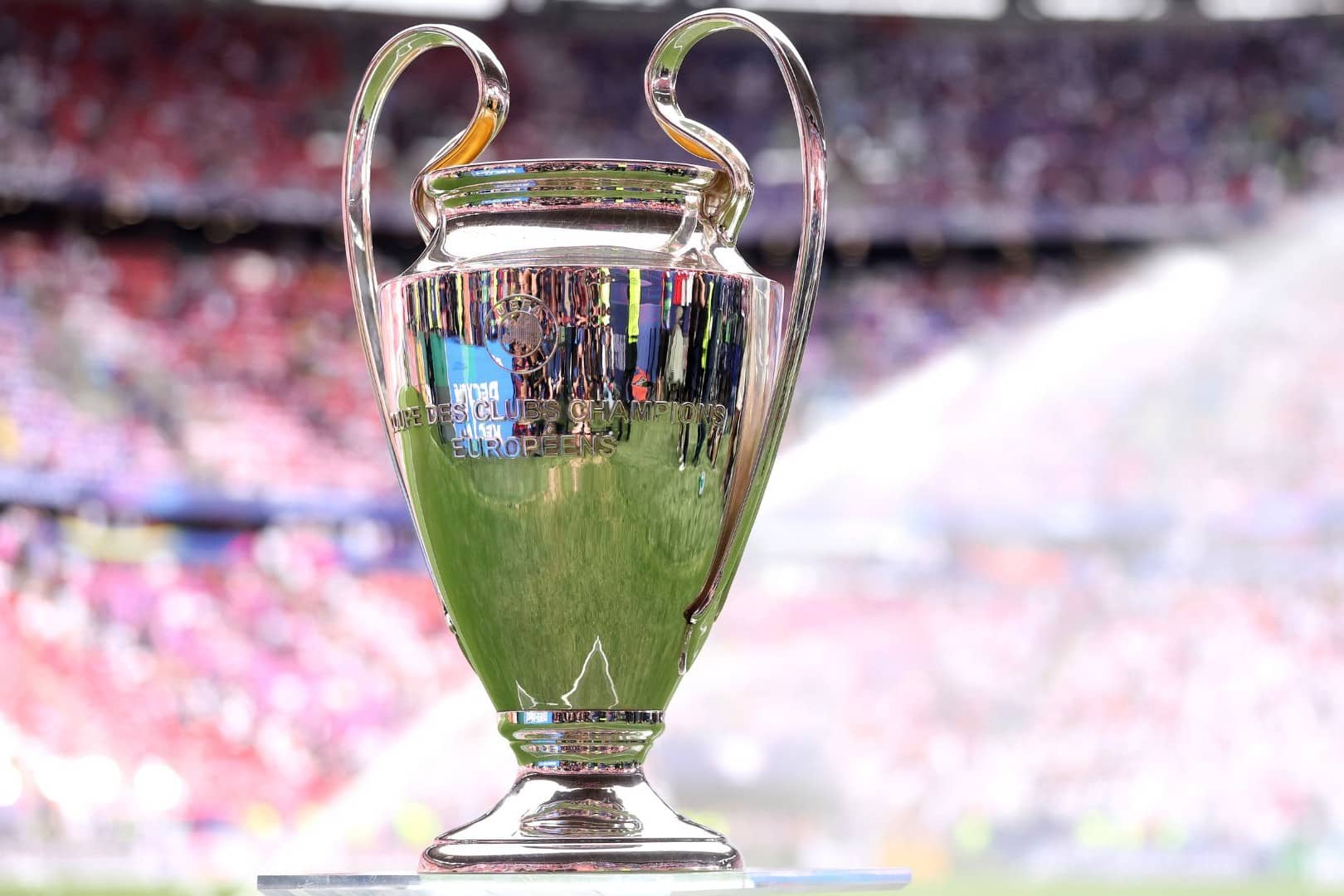 Le troph&eacute;e de la Ligue des Champions version 2025-2026.