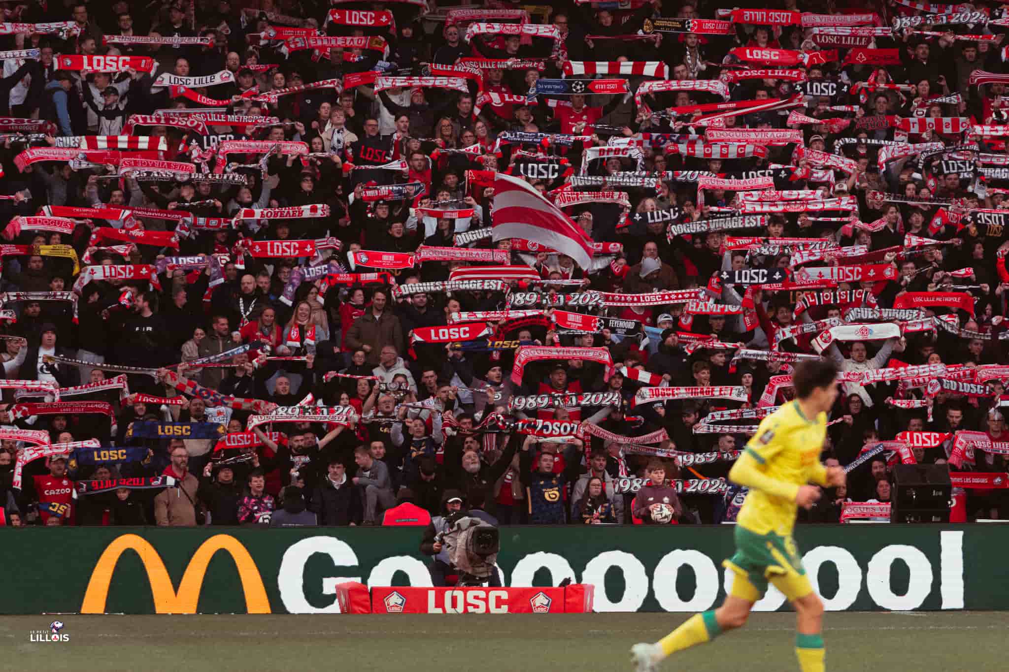 Les supporters du LOSC dans les tribunes du Stade Pierre-Mauroy.