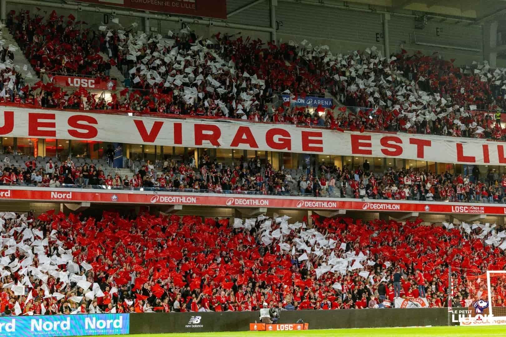 Les supporters du LOSC dans les tribunes de la Decathlon Arena - Stade Pierre-Mauroy.