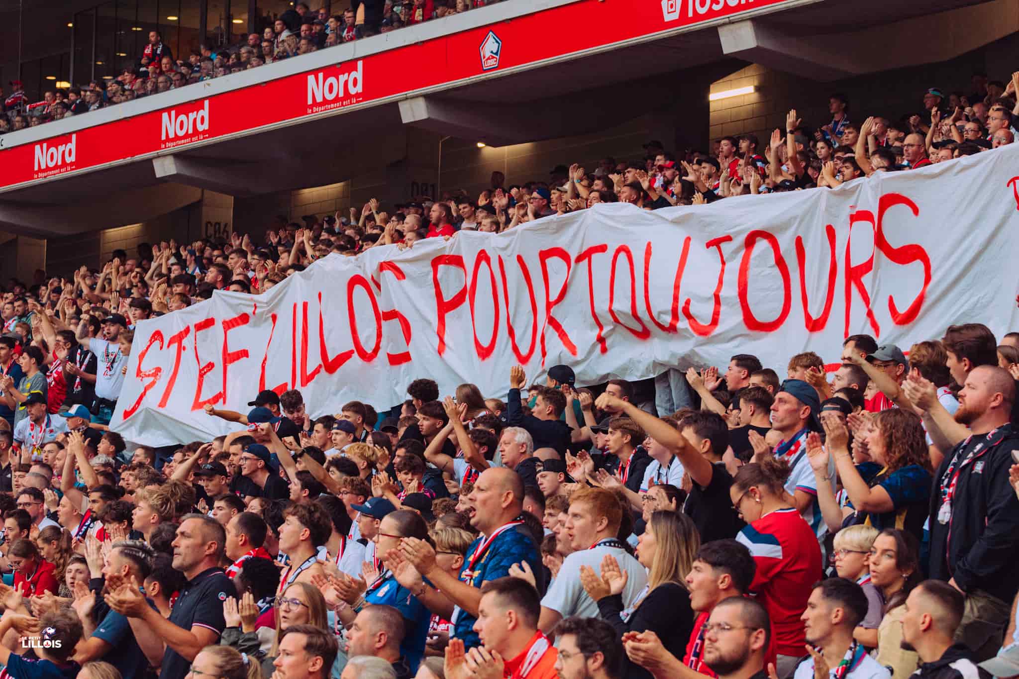Banderole Stéph Dumont Une banderole à l'hommage de Stéphane Dumont pendant LOSC - ESTAC Troyes.