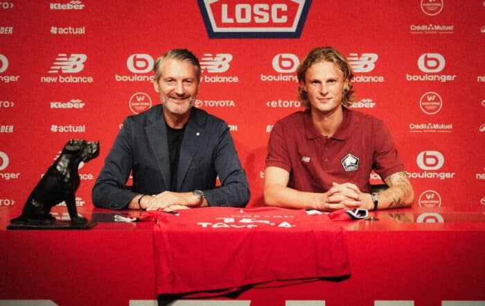 Maurits Kjaergaard, nouveau milieu de terrain du LOSC, et Olivier Létang, dirigeant lillois.