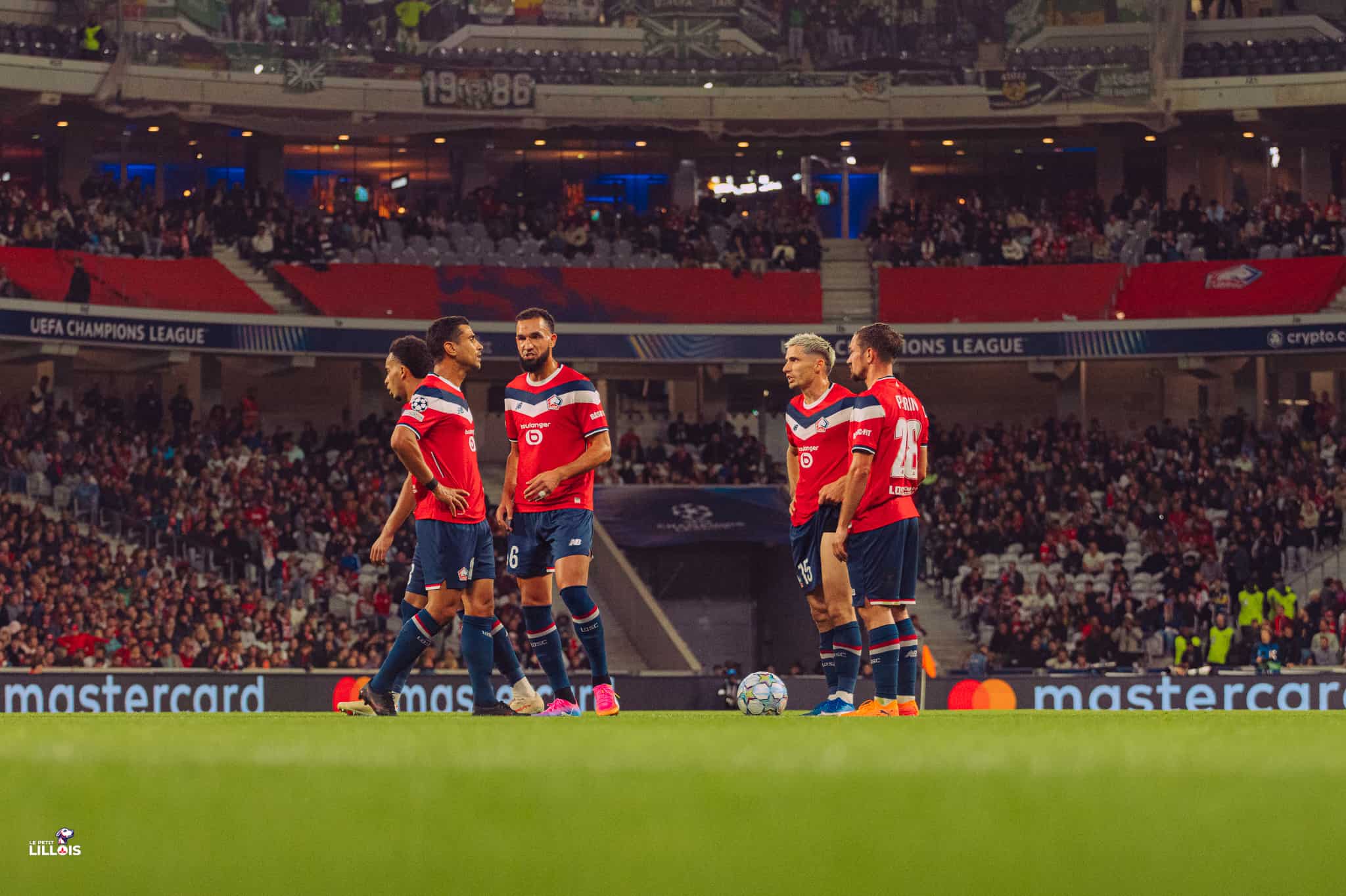 Nabil Bentaleb et les joueurs du LOSC Nabil bentaleb, milieu de terrain du LOSC.