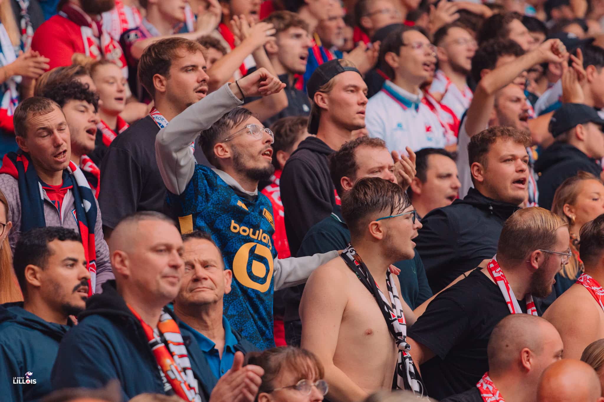 Les supporters du LOSC dans les tribunes de la Decathlon Arena - Stade Pierre-Mauroy.