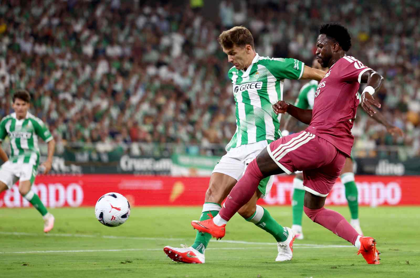 SEVILLE, SPAIN - SEPTEMBER 04: Vinicius Junior of Real Madrid under pressure from Diego Llorente of Real Betis Balompie during the LaLiga EA Sports 2026/27 match between Real Betis Balompie and Real Madrid at Estadio La Cartuja on September 04, 2026 in Seville, Spain.