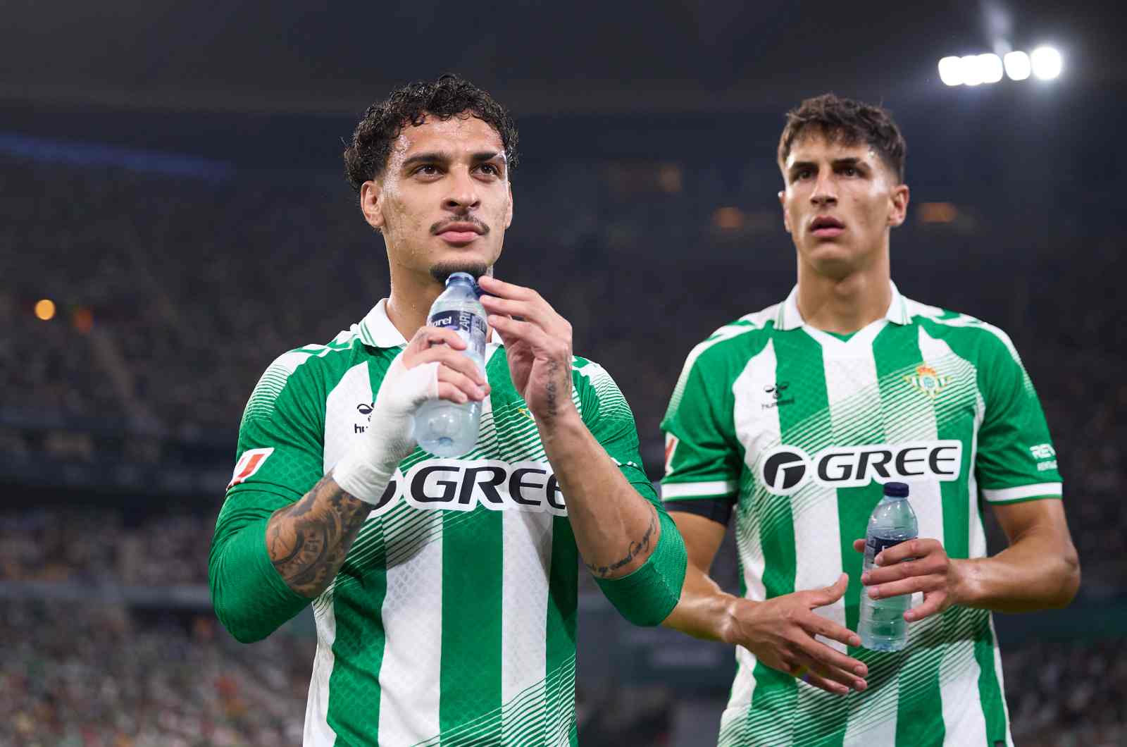 seville antony SEVILLE, SPAIN - SEPTEMBER 04: Antony of Real Betis drinks watter prior to the LaLiga EA Sports 2026/27 match between Real Betis Balompie and Real Madrid at Estadio La Cartuja on September 04, 2026 in Seville, Spain.