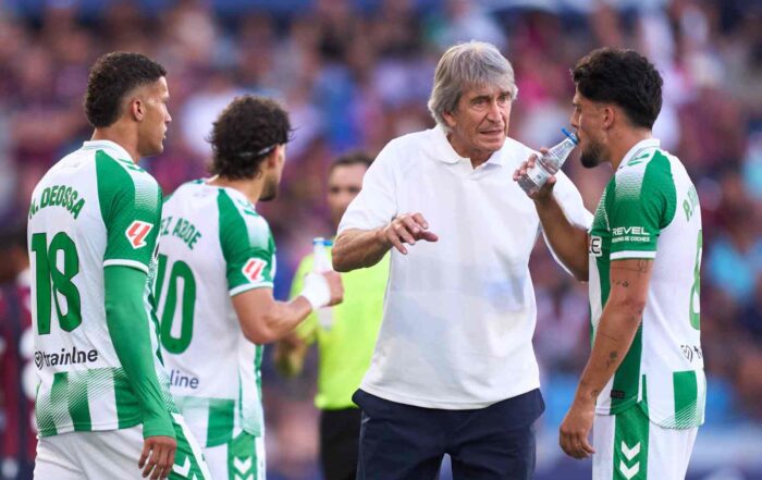 VALENCIA, SPAIN - AUGUST 29: Manuel Pellegrini, head coach of Real Betis Balompie gives instructions to Pablo Fornals of Real Betis during the cooling break during the LaLiga EA Sports 2026/27 match between Levante UD and Real Betis Balompie at Ciutat de Valencia on August 29, 2026 in Valencia, Spain.