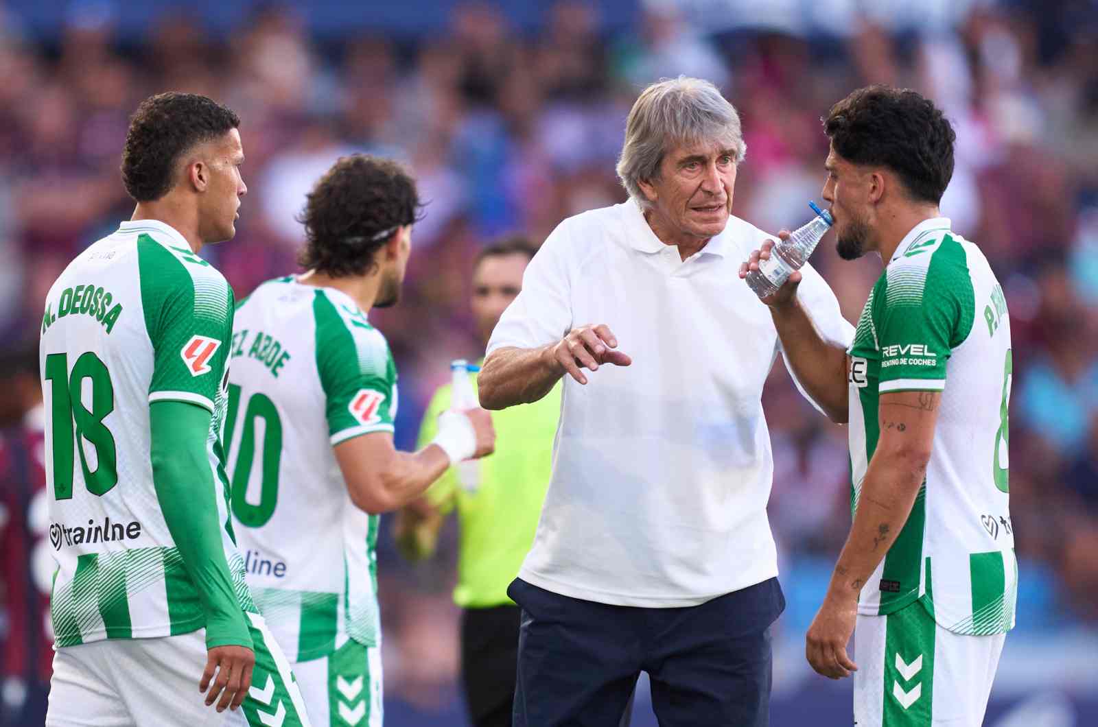 VALENCIA, SPAIN - AUGUST 29: Manuel Pellegrini, head coach of Real Betis Balompie gives instructions to Pablo Fornals of Real Betis during the cooling break during the LaLiga EA Sports 2026/27 match between Levante UD and Real Betis Balompie at Ciutat de Valencia on August 29, 2026 in Valencia, Spain.