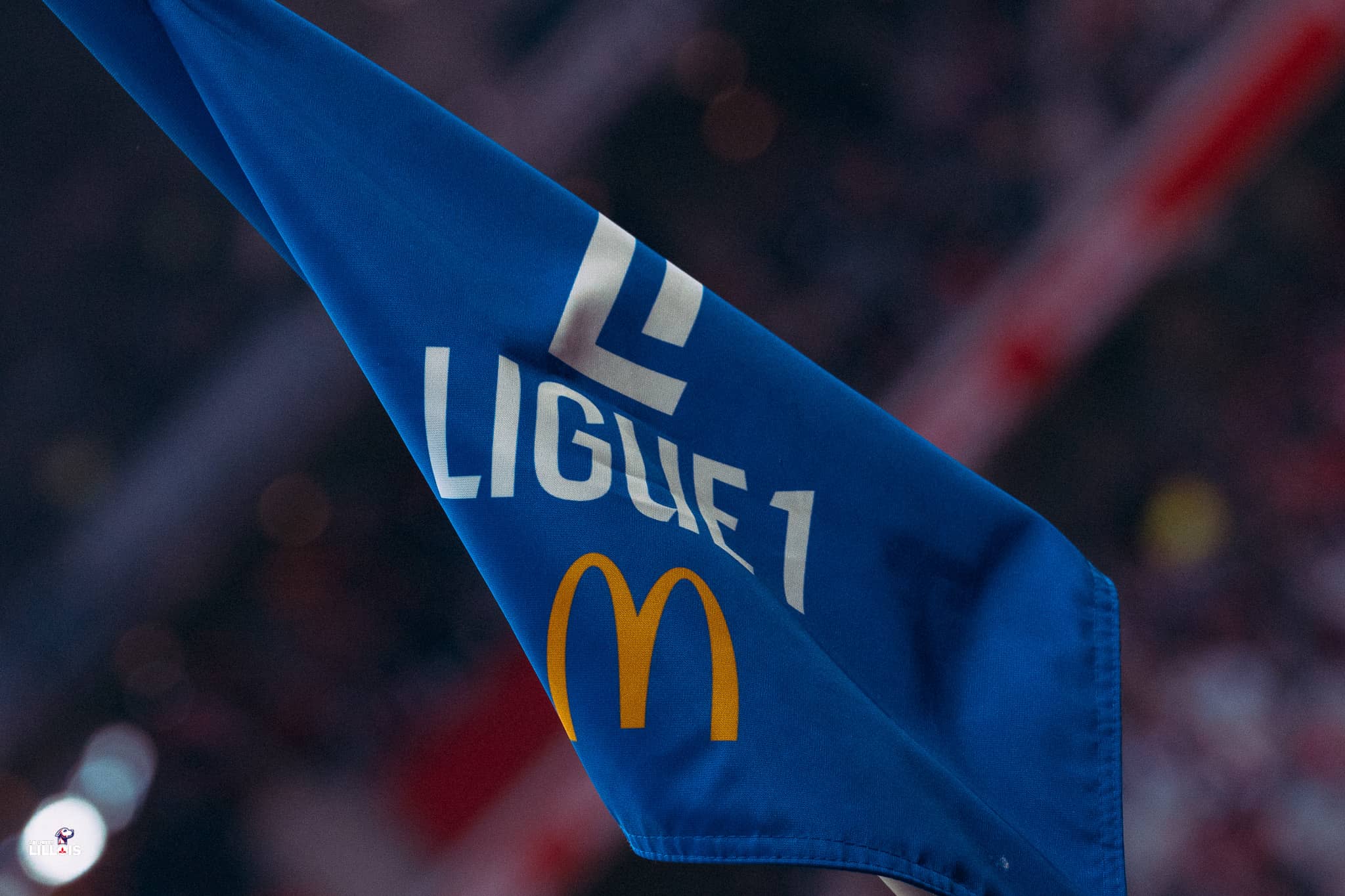 Ligue 1 logo Le logo de la Ligue 1 sur un drapeau dans l'enceinte de la Decathlon Arena - Stade Pierre-Mauroy.