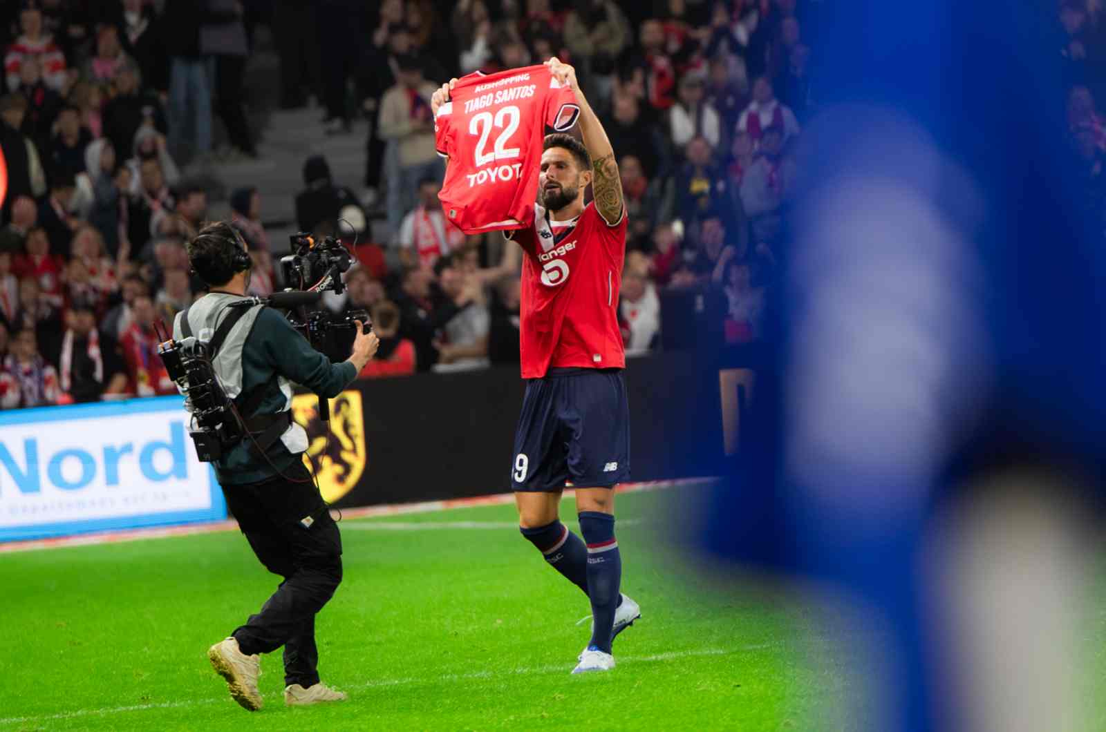 giroud celebration Santos Olivier Giroud avec le maillot de Tiago Santos.