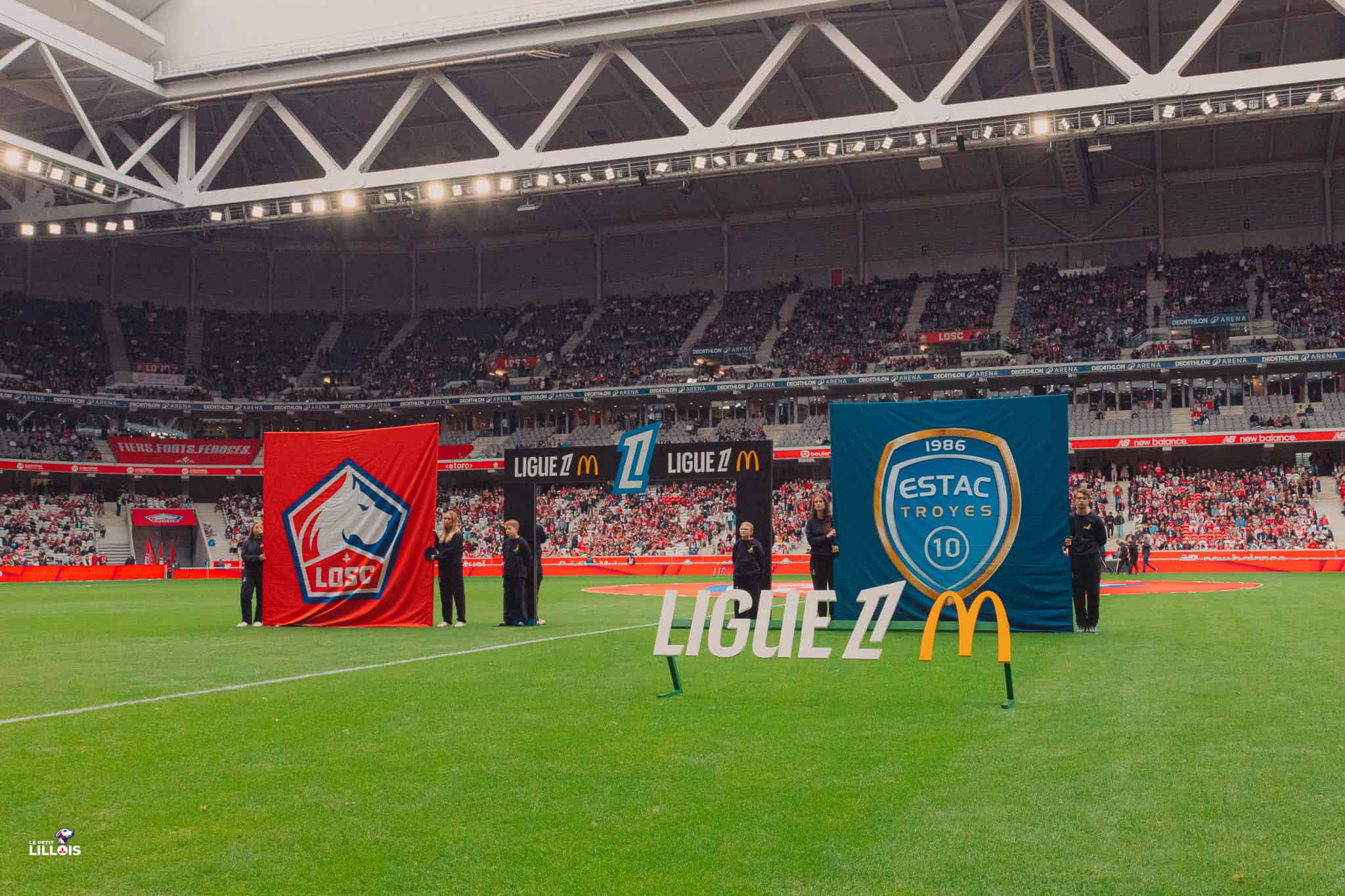 Logo Ligue 1 Le logo de la Ligue 1 sur la pelouse du Stade Pierre-Mauroy pendant LOSC - ESTAC Troyes.