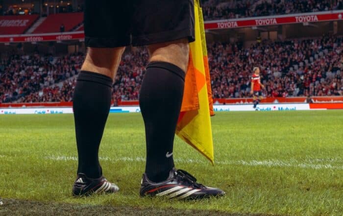 Les pieds d'un arbitre de Ligue 1.